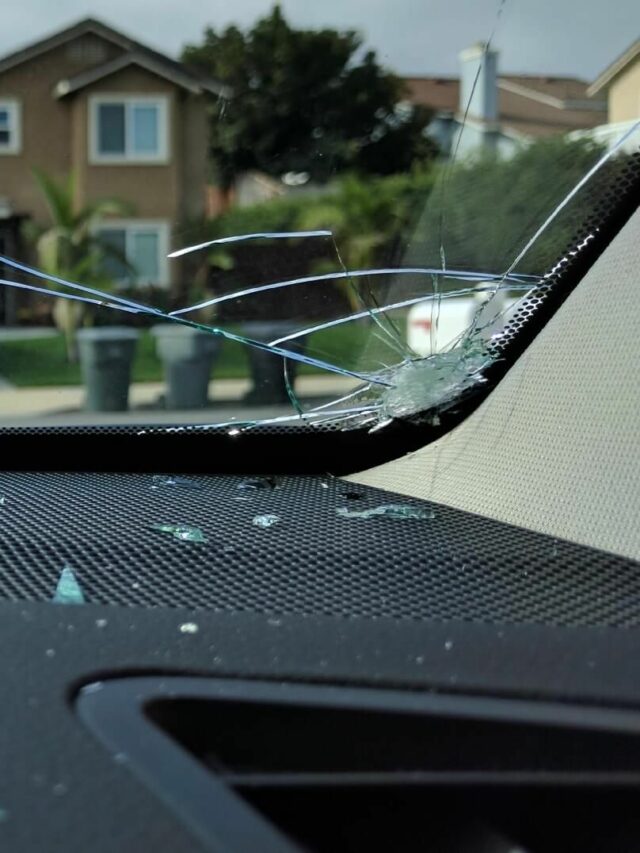 Reasons for Car Windshield to Crack on its Ownn
